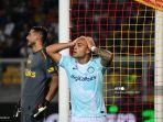 lautaro-martinez-tengah-bereaksi-di-samping-penjaga-gawang-lecce.jpg
