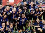 lautaro-martinez-tengah-dan-para-pemain-inter-merayakan-dengan-trofi.jpg