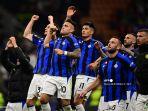 lautaro-martinez-tengah-dan-rekan-setim.jpg