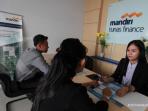 layanan-nasabah-di-gerai-mandiri-tunas-finance_20160311_165359.jpg