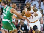 lebron-james-dihadangggg_20150420_114453.jpg