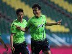 lee-dong-gook-cetak-gol-perdana.jpg