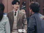 lee-jong-suk-sebagai-park-chang-ho-dalam-drama-korea-big-mouth-2022.jpg