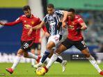 lee-peltier-tengah-berduel-dengan-bruno-fernandes-kiri-dan-anthony-martial.jpg