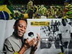 legenda-brasil-pele-ditampilkan-di-spanduk-besar-di-dekat-penonton.jpg