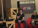 legenda-musik-rock-indonesia-ahmad-albar_20170426_144633.jpg