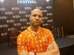 legenda-timnas-belanda-ron-vlaar-usai-konferensi-pers.jpg