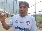 legenda-timnas-indonesia-robby-darwis-saat-diwawancarai.jpg