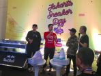 lelang-sepatu-untuk-amal-yang-ditujukan-pada-anak-anak-di-pedalaman_20170129_110925.jpg