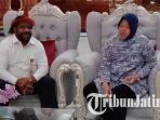 lenis-kogoya-saat-berbincang-dengan-tri-rismaharini-selasa-2082019-malam.jpg