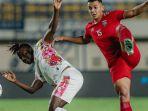 leo-guntara-borneo-dan-moussa-sidibe-persis-saat-berebut-bola-di-piala-presiden-2024.jpg