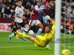 leon-bailey-tengah-mencetak-gol-pertama-timnya-melewati-kiper-manchester-united.jpg