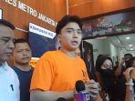 leon-dozan-pakai-baju-oranye.jpg