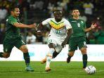leonel-justiniano-berebut-bola-dengan-pemain-depan-senegal-sadio-mane.jpg