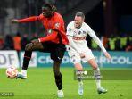 lesley-ugochukwu-kiri-berebut-bola-dengan-gelandang-jordan-veretout.jpg