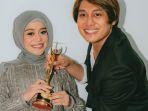 lesti-kejora-kenang-perjuangan-orang-tua-setelah-bawa-piala-ami-awards-2021.jpg