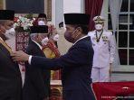 letjen-tni-purn-ida-bagus-purwalaksana-menerima-penghargaan-dari-presiden-jokowi.jpg