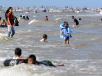 libur-lebaran-di-pantai-manggar-segara-sari_20150719_174704.jpg