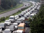 libur-panjang-volume-kendaraan-menuju-bandung-macet_20160328_115428.jpg