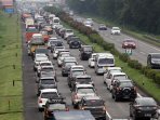 libur-panjang-volume-kendaraan-menuju-bandung-macet_20160328_115827.jpg