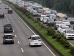 libur-panjang-volume-kendaraan-menuju-bandung-macet_20160328_115921.jpg