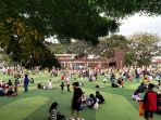 liburan-di-lapangan-rumput-sintetis-alun-alun-kota-bandung_20230601_183625.jpg