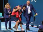lifter-indonesia-eko-yuli-irawan-tampak-dipapah.jpg