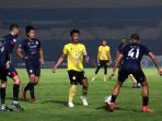 liga-1-arema-fc-petik-kemenangan-2-1-atas-barito-putera_20211201_200239.jpg