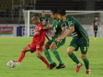 liga-1-persija-jakarta-takluk-0-1-dari-persebaya-surabaya_20211027_102756.jpg
