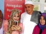 lihat-aksi-ibu-ibu-cantik-ini-saat-bersama-hengky-tornando_20161021_142047.jpg