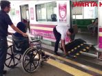 lihat-mudahnya-naik-turun-kereta-pakai-kursi-roda_20170303_203956.jpg