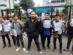 lima-aliansi-masyarakat-menyampaikan-tuntutannya-di-depan-kantor-kementerian-keuangan.jpg