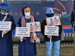 lina-melakukan-aksi-demo-di-kedutaavv.jpg