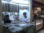 lina-penjual-rangka-batu-akik-di-pasar-rawa-bening_20150903_105454.jpg
