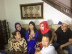 linggasuri-bersama-sejumlah-teman-dan-kerabat-yana-zein_20170604_201217.jpg