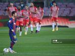 lionel-messi-bereaksi-setelah-penyerang-spanyol-granada-jorge-molina-mencetak-gol.jpg