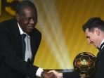 lionel-messi-bersalaman-dengan-presiden-sementara-fifa-issa-hayatou_20160112_125755.jpg
