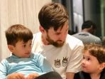 lionel-messi-dan-kedua-putranya-thiago-dan-mateo_20180312_110810.jpg