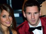 lionel-messi-dan-pacarnya-antonella-roccuzzo-bakal-memperkua_20170629_094639.jpg