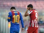 lionel-messi-dan-penyerang-atletico-madrid-luis-suarez-meninggalkan-lapangan.jpg