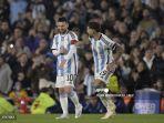 lionel-messi-dapat-ban-kapten-dari-nicolas-otamendi.jpg