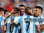 lionel-messi-dari-argentina-merayakan-gol-kedua-timnya-bersama-rekan-setimnya-angel-di-maria.jpg