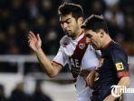 lionel-messi-kanan-bersaing-dengan-bek-rayo-vallecano-jordi-amat.jpg