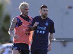 lionel-messi-kanan-menyikut-gelandang-rodrigo-de-paul.jpg