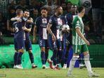 lionel-messi-kedua-dari-kiri-merayakan-golnya-dengan-rekan.jpg