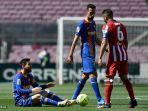 lionel-messi-kiri-berbicara-dengan-gelandang-spanyol-atletico-madrid-koke-kanan.jpg