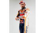 lionel-messi-mengenakan-baju-balap-marc-marquez-2.jpg