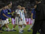lionel-messi-meninggalkan-lapangan-setelah-kalah-dari-uruguay.jpg