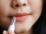 lipstik-salah-satu-make-up-wajib-wanita_20160323_150454.jpg