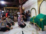 listyo-sigit-prabowo-saat-melayat-buya-syafii-di-masjid-gede-kauman-jumat-2752022.jpg